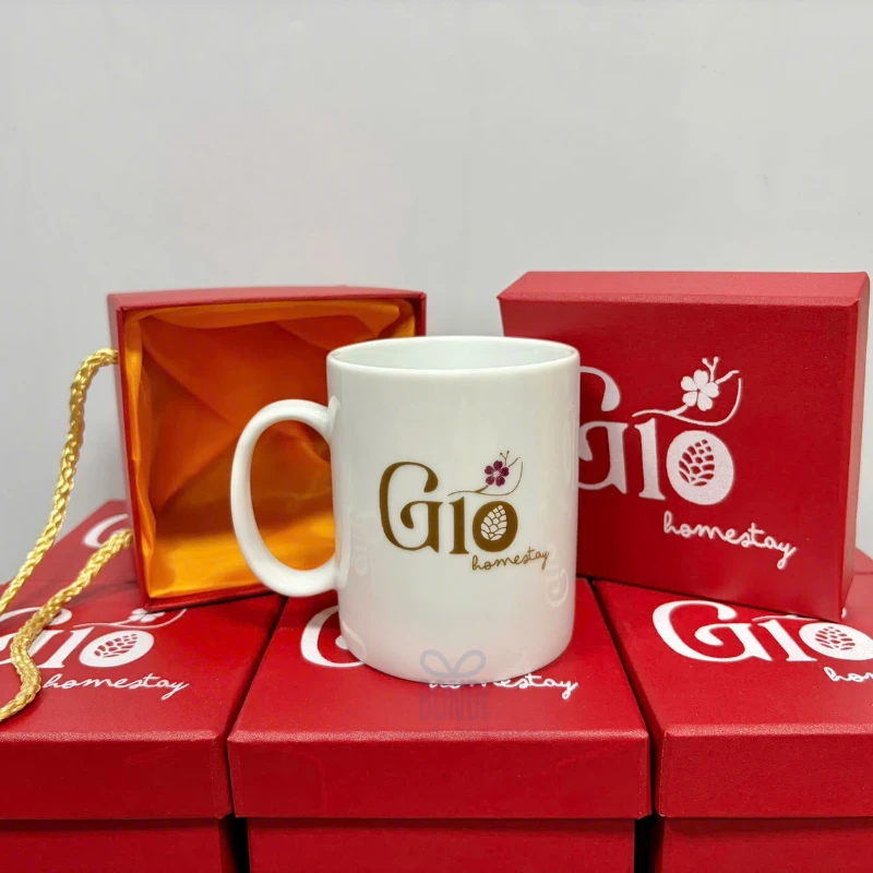 Cốc Quà Tặng In Logo Homestay: Tuyệt Chiêu Ghi Điểm Tuyệt Đối Với Khách Lưu Trú 4 cốc sứ in logo homestay