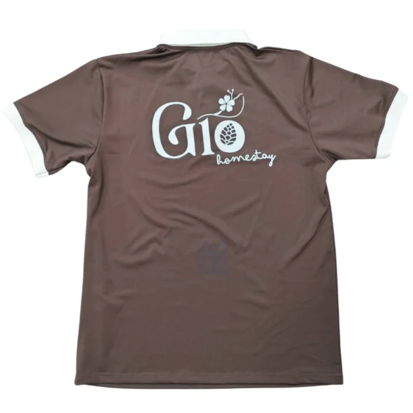 mặt sau áo in logo cho homestay